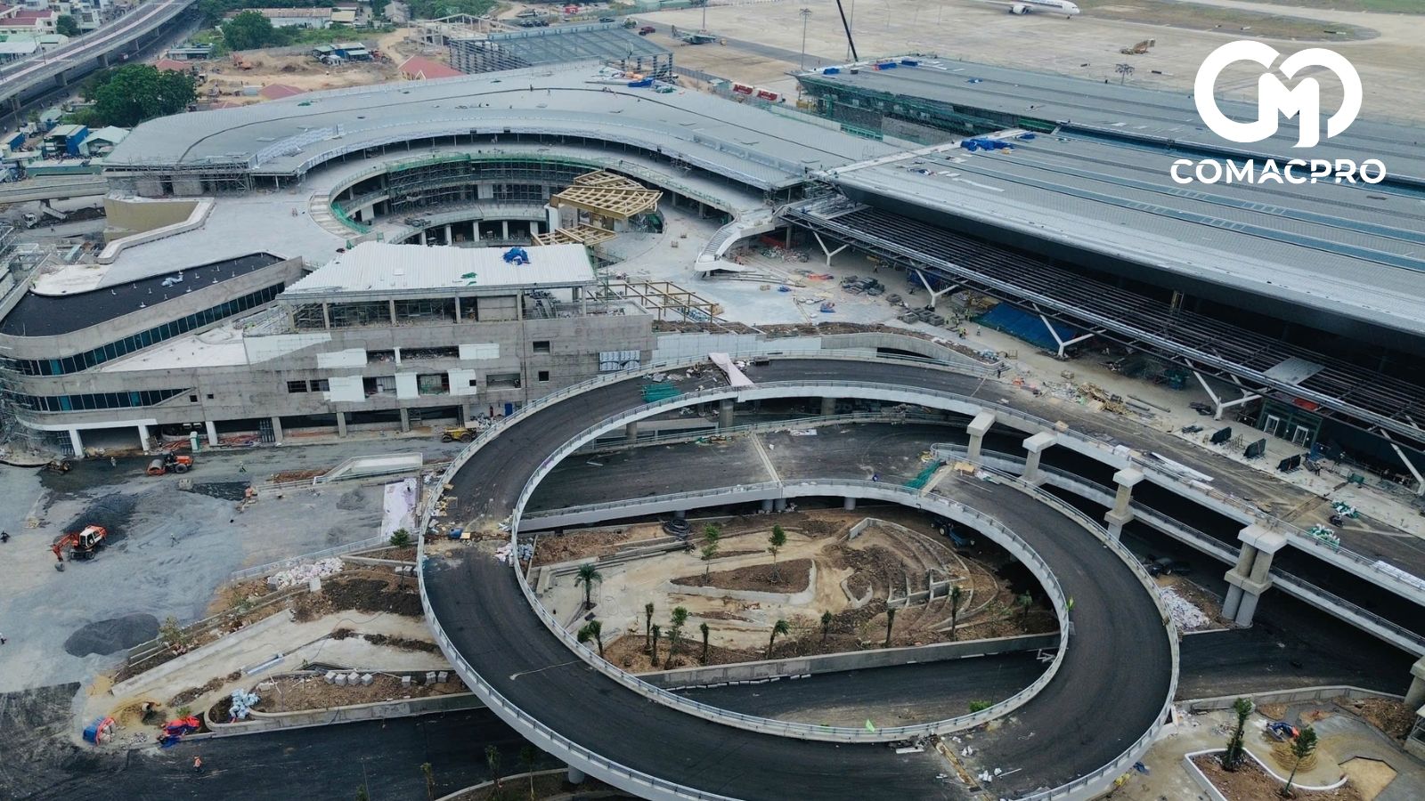 Đại diện Cảng hàng không quốc tế Tân Sơn Nhất cho biết, nhà ga T3 sẽ được khánh thành vào dịp 30/4 tới đây như chỉ đạo của Thủ tướng Chính phủ. Sau giai đoạn cao điểm dịp lễ 30/4, nhà ga T3 sẽ chính thức được đưa vào sử dụng. Hai hãng hàng không Vietnam Airlines, Vietjet sẽ được chuyển sang khai thác tại nhà ga hành khách T3 sân bay Tân Sơn Nhất.