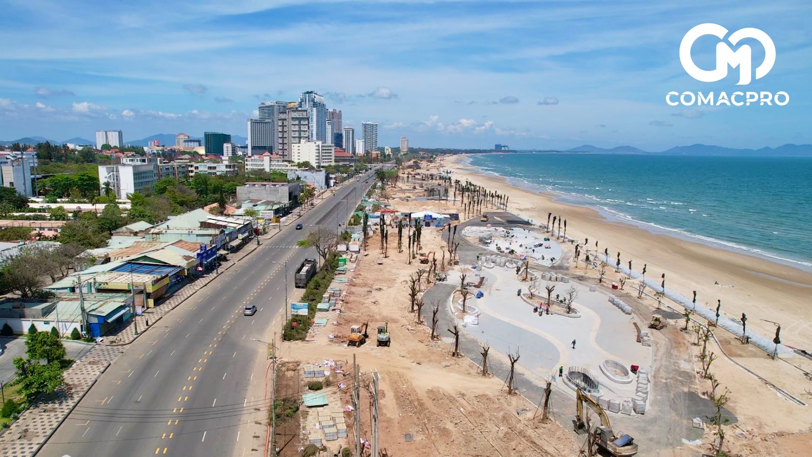 Theo quan sát của PV, công trường có rất nhiều nhân sự, máy móc, thiết bị thi công trên đường Thùy Vân và dọc theo Bãi Sau. Công nhân chia làm nhiều đội, nhóm thi công phần hầm, lát đá đường, gạch, kè, trồng cây xanh, các trạm bơm, mái che, hầm dịch vụ…