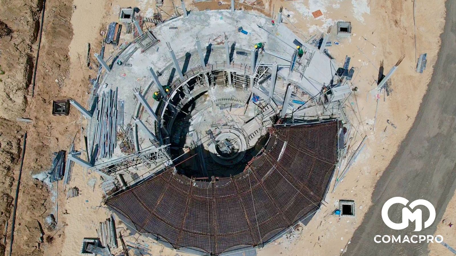 Theo ông Đoàn Hải Linh - Quyền giám đốc Ban QLDA Đầu tư xây dựng và Phát triển quỹ đất thành phố Vũng Tàu, dự án chỉnh trang trục đường Thùy Vân - Bãi Sau có tổng vốn đầu tư trên 1.000 tỷ đồng từ nguồn vốn công, do Coteccons thực hiện. Công trình khởi công ngày 28/10/2024, cam kết hoàn thành dịp lễ 30/4, phục vụ người dân, du khách. Trong ảnh, công nhân đang thi công sắt thép, lắp ống điện gần khu du lịch Paradise.