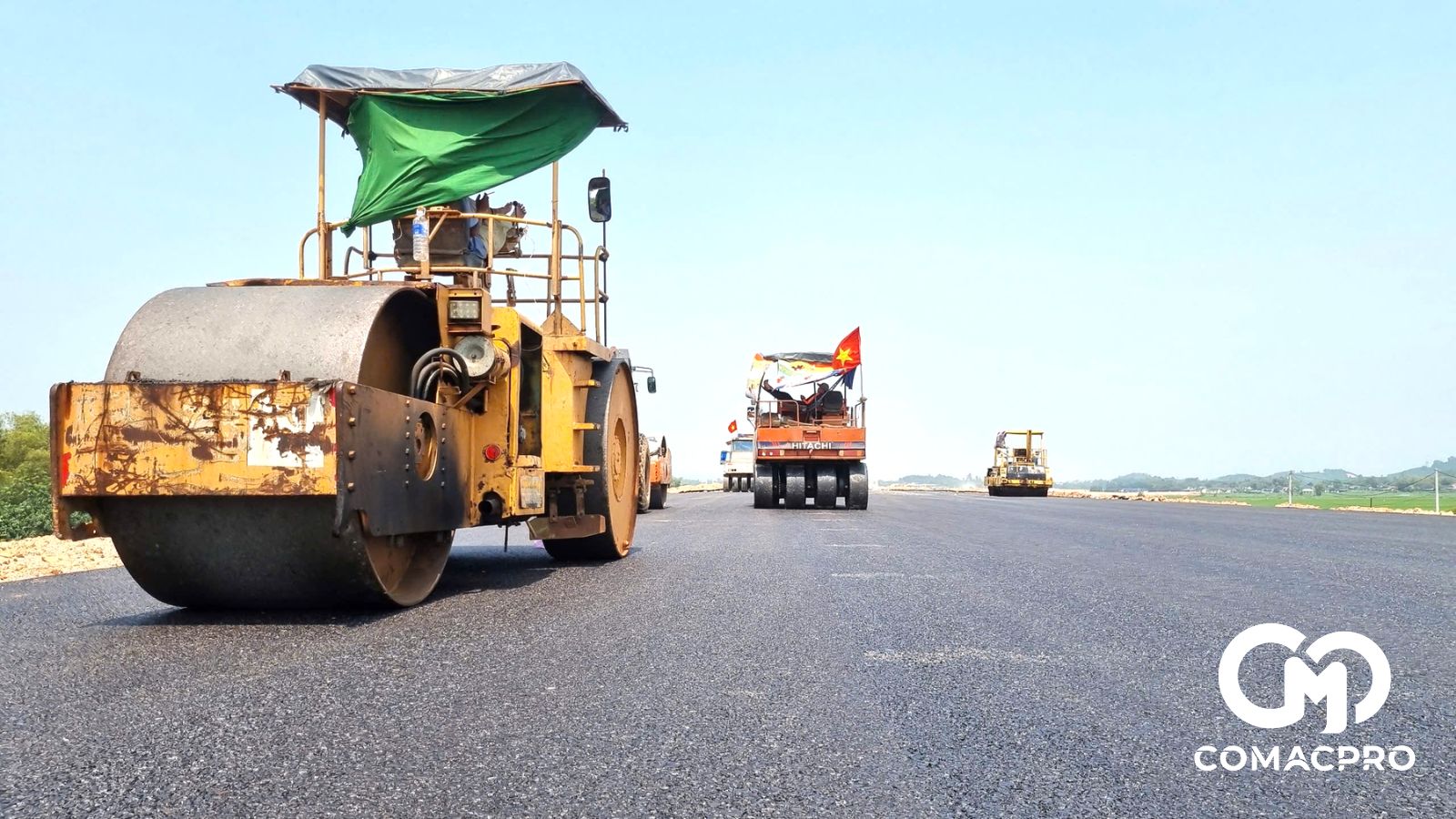 Ghi nhận trên công trường những ngày giữa tháng 3, hàng trăm công nhân, máy móc được bố trí trên công địa, khẩn trương thi công nhiều hạng mục. Đặc biệt là sau chuyến kiểm tra của Thứ trưởng Bộ Xây dựng Nguyễn Việt Hùng vào ngày 11/3.