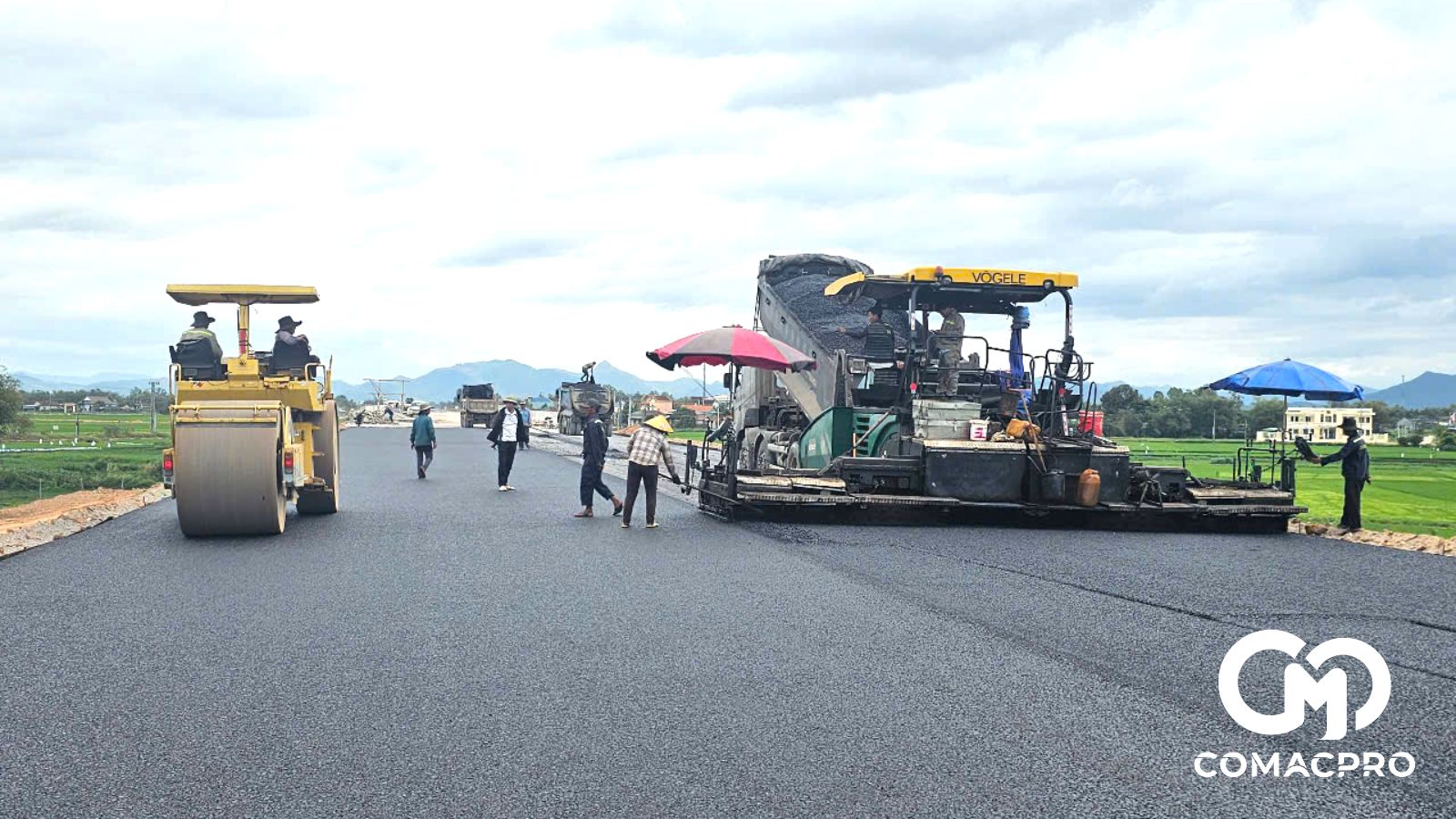 Nhiều nhà thầu trên tuyến đã tiến hành thảm nhựa mặt đường. Tại gói thầu 12-XL, Tổng công ty Xây dựng công trình giao thông 8 - CTCT (Cienco 8) đã tiến hành thảm nhựa lớp 1 toàn bộ 5km đảm nhận. Để thảm nhựa mặt đường, đơn vị này đã đi khảo sát và hợp đồng nguồn đá từ tỉnh Khánh Hòa để đảm bảo chất lượng.