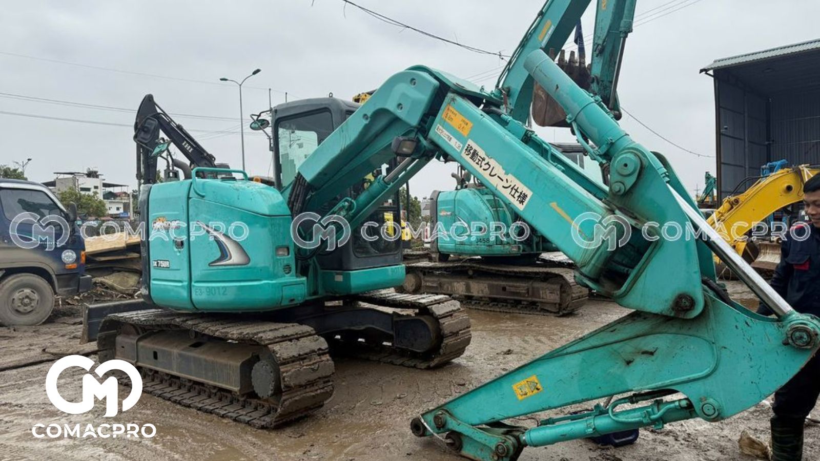 KOBELCO SK75UR-5 là lựa chọn hoàn hảo cho những ai cần một máy xúc nhỏ gọn, bền bỉ và tiết kiệm nhiên liệu, đáp ứng đa dạng nhu cầu công việc.