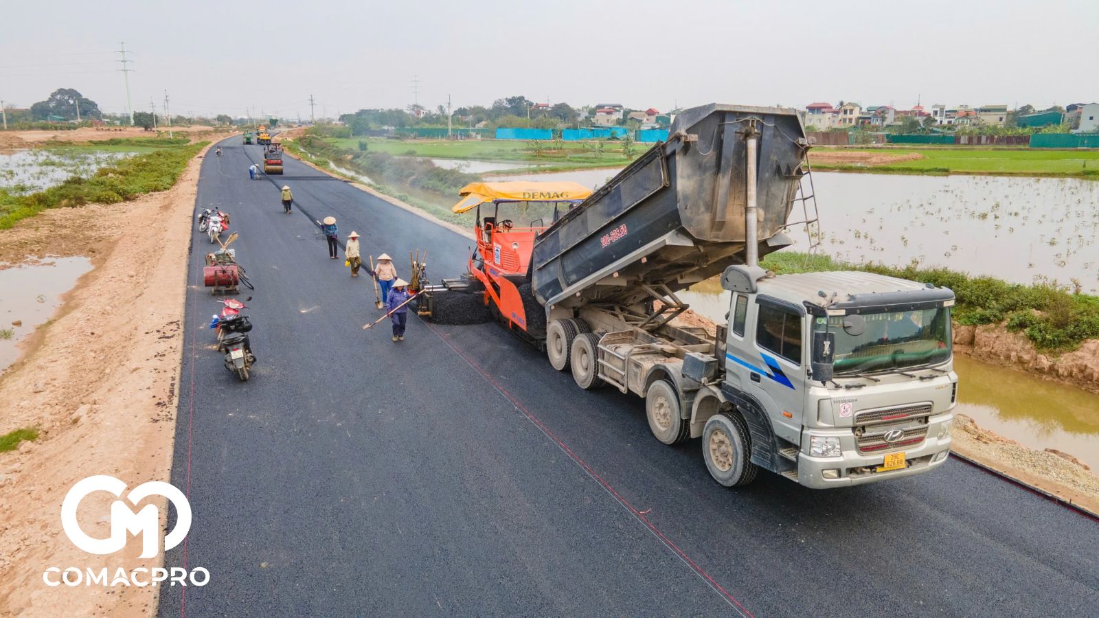 Trong ảnh, nhà thầu huy động máy móc thi công thảm bê tông nhựa lớp C19 ở xã Khánh Hà, Thường Tín.