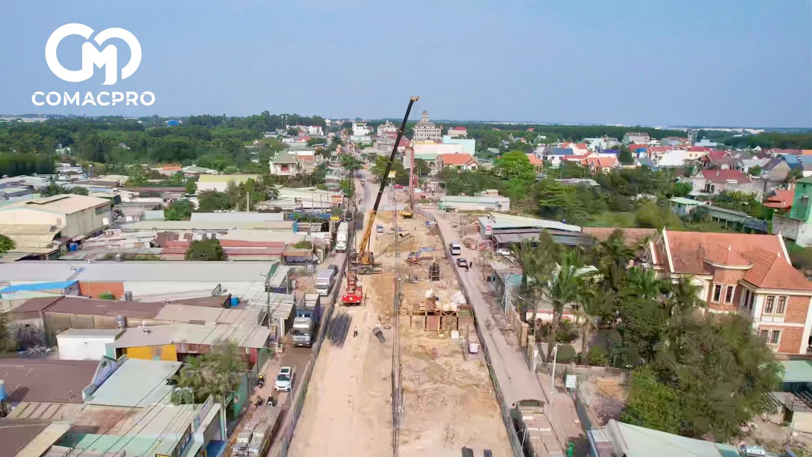 Riêng đoạn của Công ty Trung Nam, thời điểm có mặt PV ghi nhận đơn vị này đang huy động nhiều xe máy thiết bị nhộn nhịp nhất vì cơ bản không còn vướng mặt bằng.