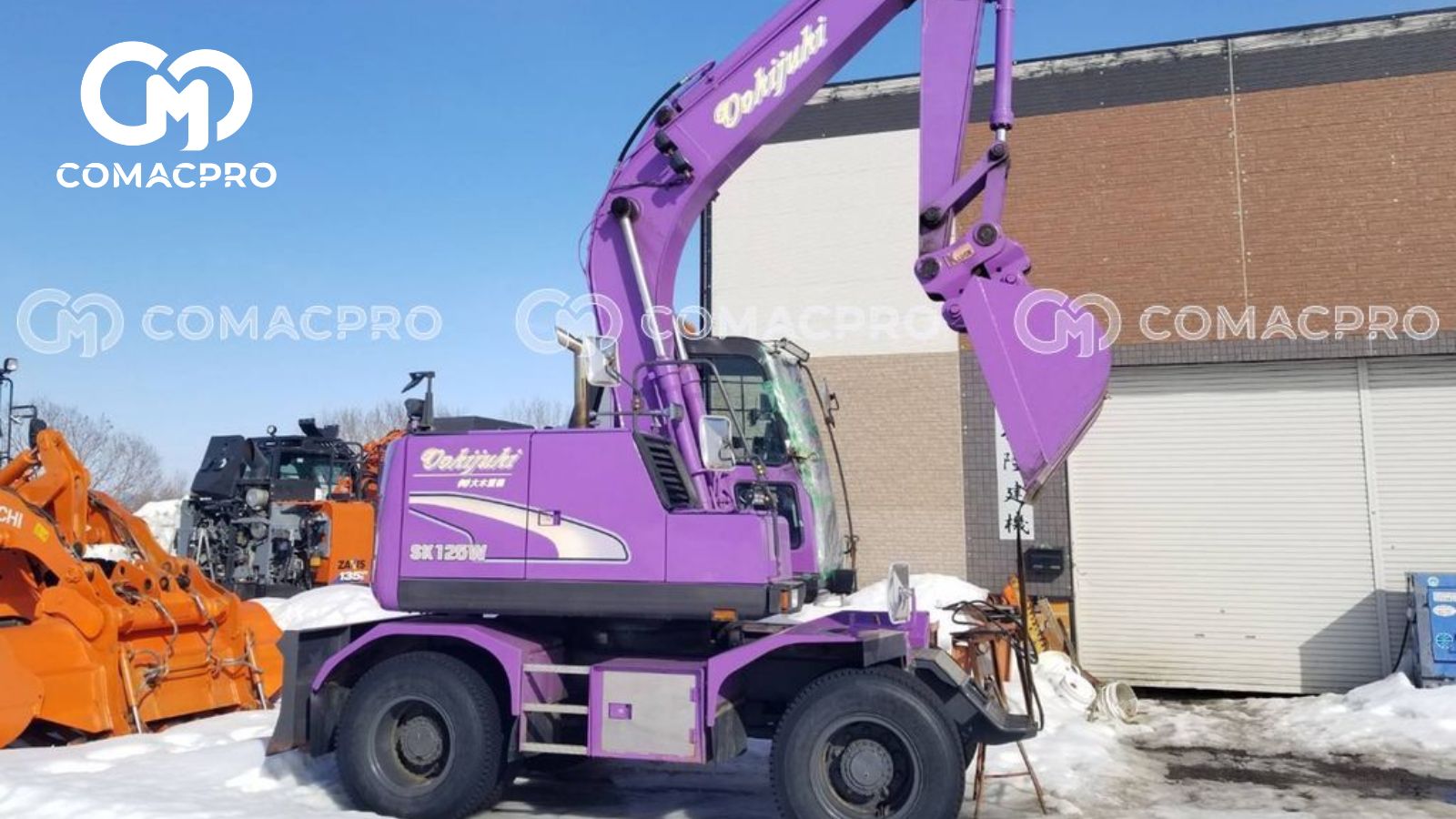 Trong hình là model KOBELCO SK125W-3 với màu tím – một màu sắc cực kỳ độc lạ và nổi bật trong thế giới máy móc công trình.