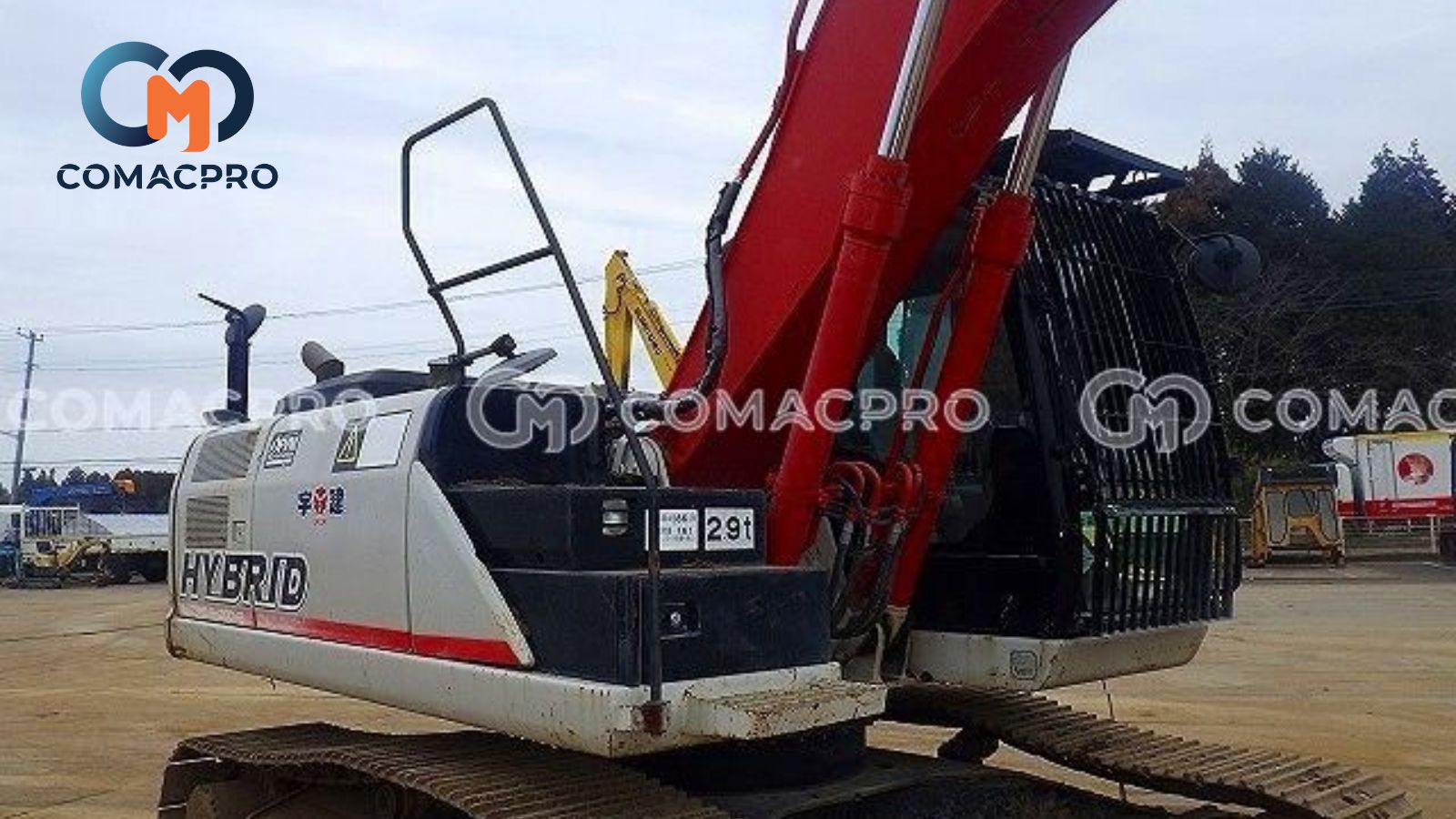SUMITOMO SH200HB-6 sở hữu màu sắc đỏ phối trắng mang đến cảm giác thể thao tạo cảm giác sạch sẽ hiện đại.