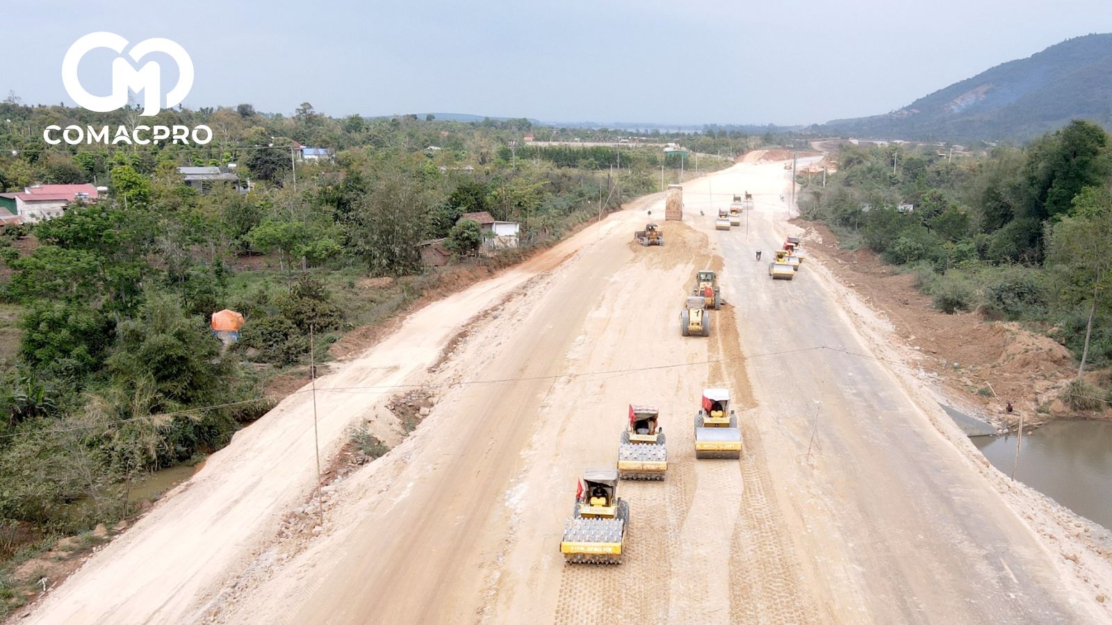 Ông Hoàng Đình Công, Chỉ huy công trình, nhà thầu Công ty TNHH An Nguyên cho biết, đơn vị đã huy động tối đa máy móc, thiết bị và nhân lực thi công “3 ca, 4 kíp” để đáp ứng tiến độ của dự án. Hiện tại, gói thầu của đơn vị thi công đạt khoảng 70% khối lượng, dự kiến đến cuối tháng 6/2025 sẽ thảm nhựa toàn tuyến, đưa gói thầu về đích đúng như cam kết.