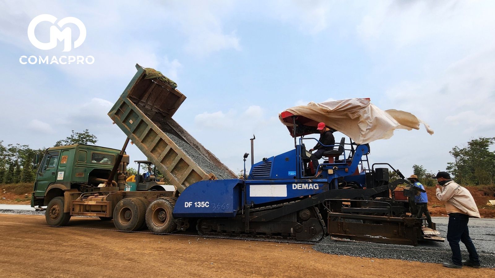 Tại vị trí do nhà thầu CC1 thi công đã tăng cường nhân lực, thiết bị máy móc tăng tốc thi công để bù lại tiến độ chưa đạt được trong thời gian qua, nhằm đảm bảo hoàn thành dự án đúng kế hoạch.