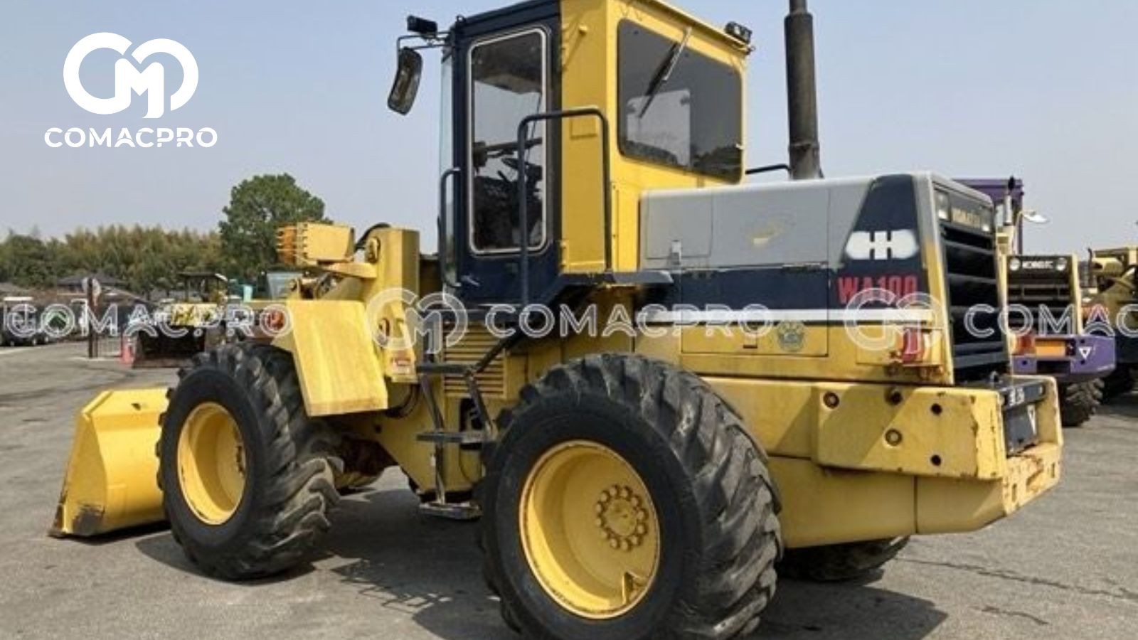 Là phiên bản đầu tiên của dòng xúc lật WA100, được trang bị động cơ mạnh mẽ và có khả năng hoạt động ổn định.