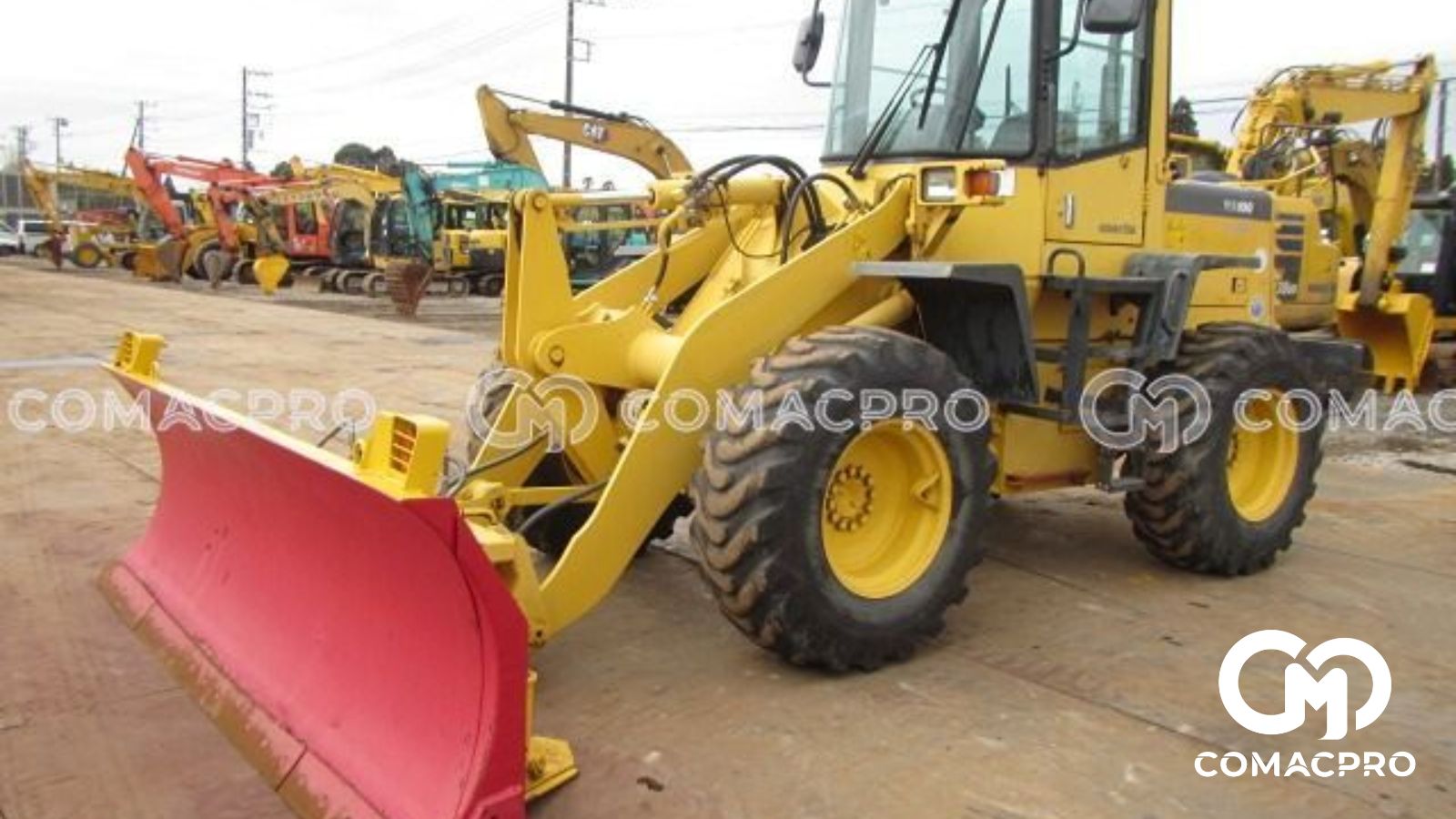 Máy có trọng lượng hoạt động khoảng 6.735 kg và dung tích gầu tiêu chuẩn là 1,3 m³. Với những cải tiến về động cơ và hệ thống thủy lực, WA100-3 mang đến hiệu suất làm việc cao hơn và tiết kiệm nhiên liệu tốt hơn.