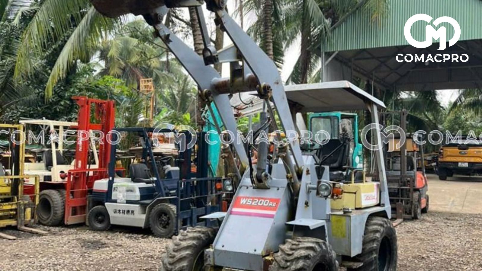 WA200 là dòng xe xúc lật tầm trung phù hợp cho các công trình vừa và nhỏ, bãi vật liệu xây dựng, nhà máy sản xuất gạch, bê tông, hay cảng bốc xếp.