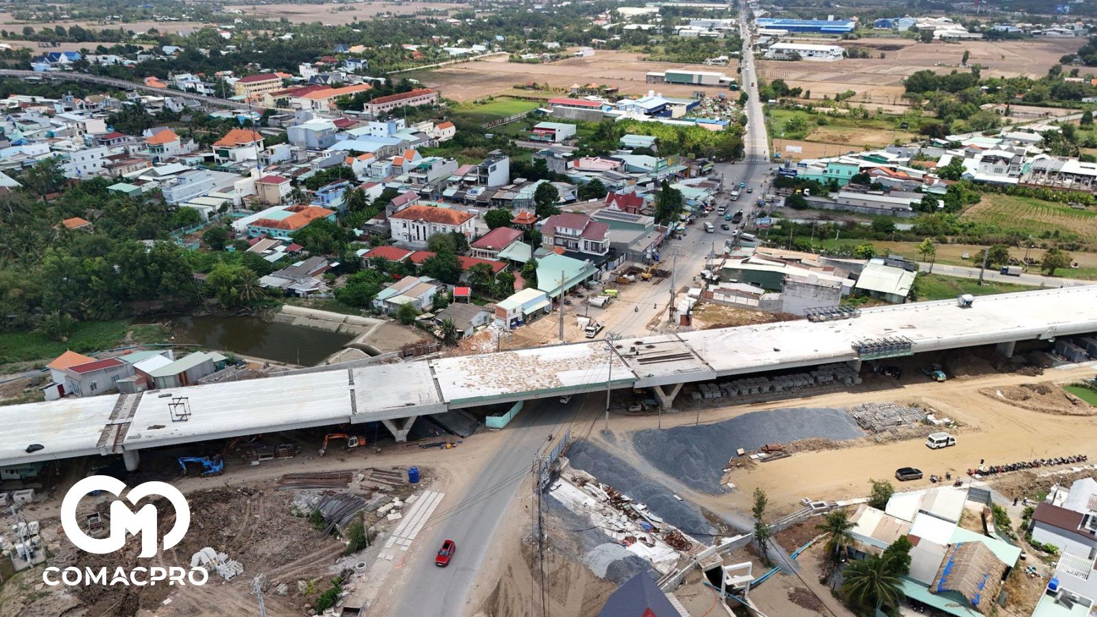 Với phần cầu vượt sông và cầu cạn trên cao tốc đến ngày 31/8 hoàn thành lao lắp dầm và bêtông mặt cầu; đến ngày 31/10 hoàn thành công tác thảm nhựa mặt cầu và hệ lan can; đến ngày 31/12 hoàn thiện, thông xe kỹ thuật.