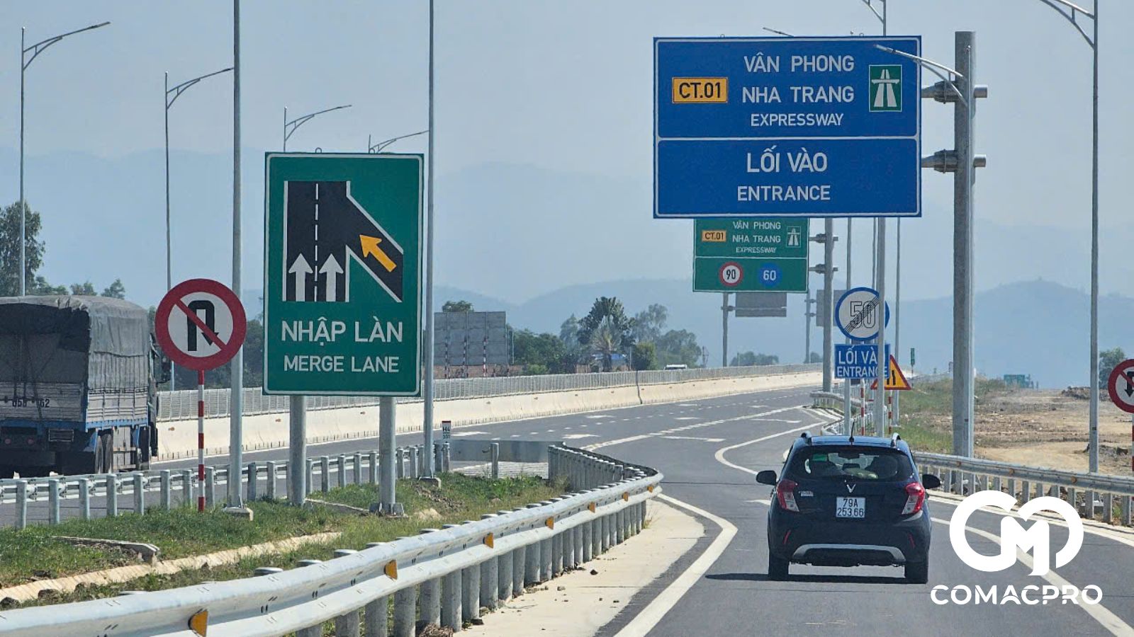 Theo ghi nhận của PV báo Xây dựng, từ sáng 20/4, các phương tiện giao thông đã bắt đầu lưu thông trên cao tốc Vân Phong – Nha Trang. Ngày đầu thông xe, xe ô tô di chuyển rất thuận lợi, đường thông thoáng.