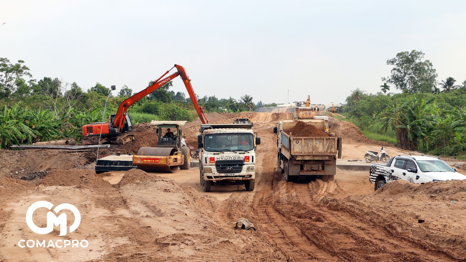 Dù là ngày nghỉ lễ, nhưng không khí lao động trên công trường vẫn luôn rộn ràng.