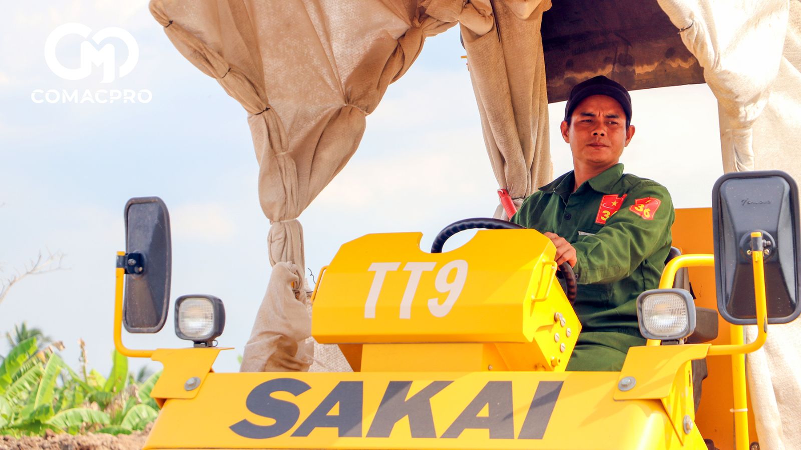 Các công nhân đang triển khai thảm bê tông nhựa một cây cầu trên tuyến.