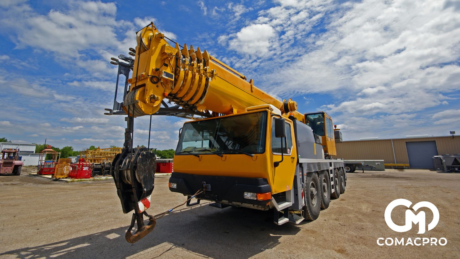 Rất nhiều xe cẩu tự hành được thanh lý sau khi các dự án dựng hoàn tất.