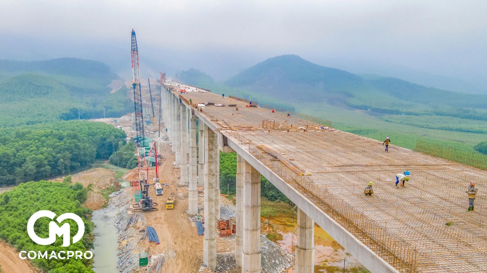 Nếu tính cả vòng đời dự án, chi phí xây dựng cầu cạn được đánh giá cao hơn không nhiều so với xây dựng phương án sử dụng nền đường bằng cát đắp (Ảnh minh hoạ: Tạ Hải).